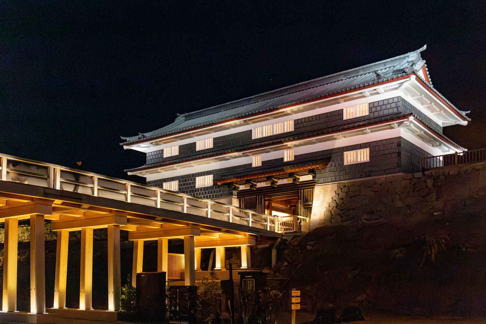 Kanazawa Castle at night